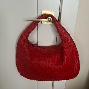 Bottega Venetta red round shoulder bag (Small size of the hope bag).